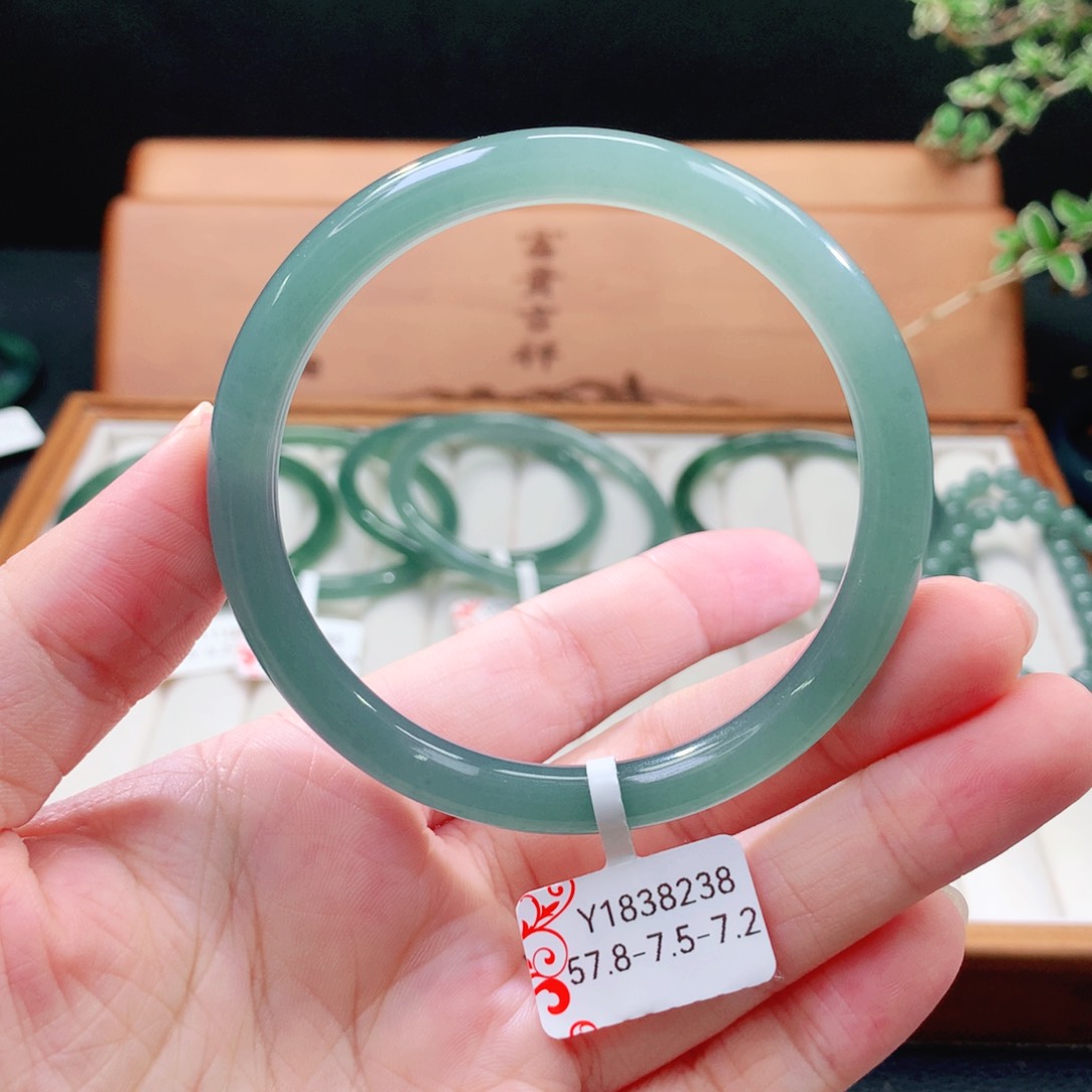 翡翠手镯（圆镯）未镶嵌