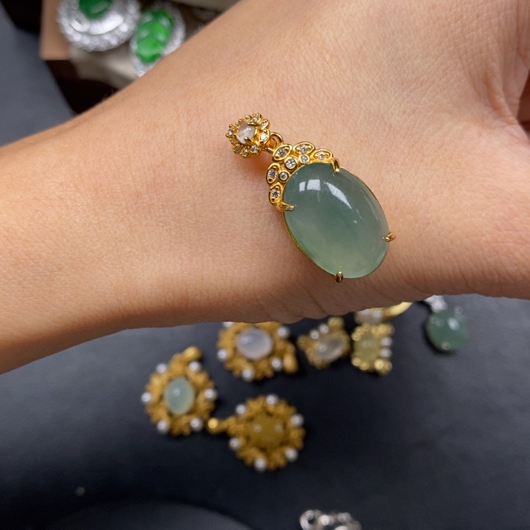 翡翠颈饰未镶嵌翡翠