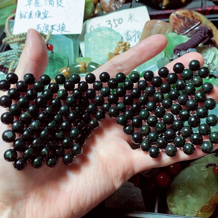 蛇纹石玉颈饰未镶嵌