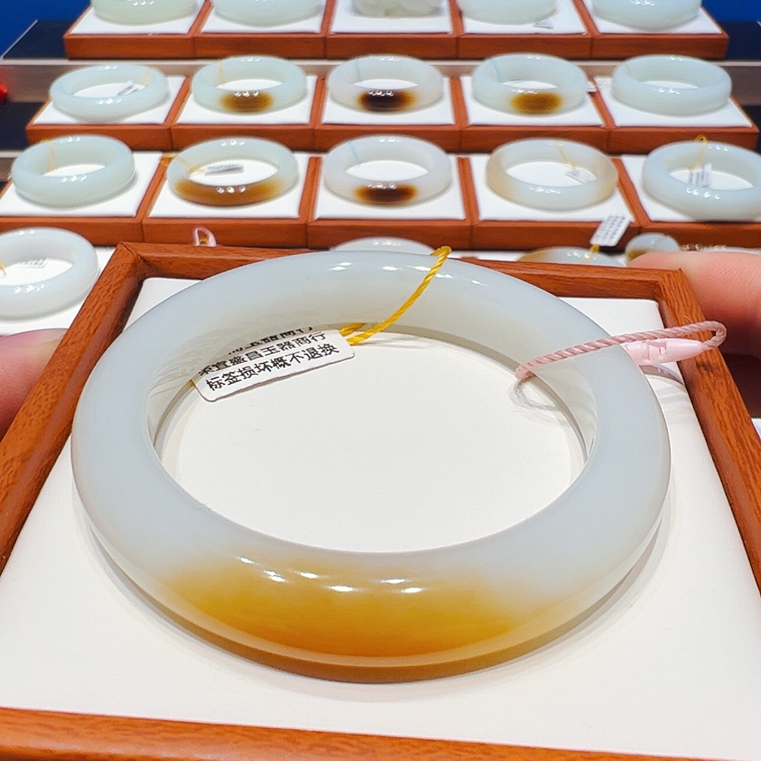 和田玉未镶嵌手镯且末一口金蜜糖