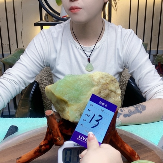 【闪购商品】未镶嵌蛇纹石玉原石六**忙