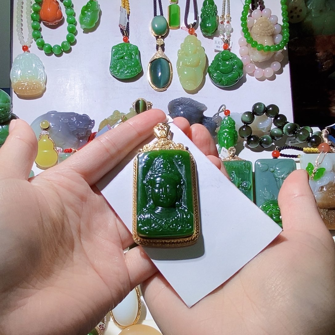 簸***㻲和田玉未镶嵌颈饰