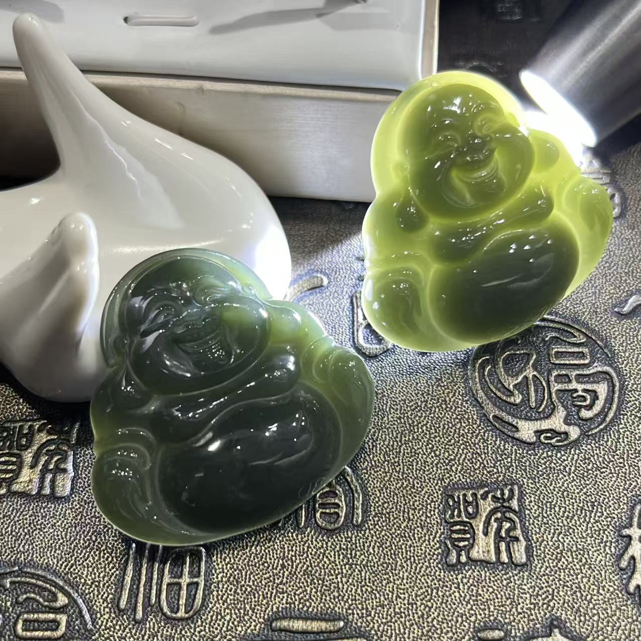 H4930高45左右-且末和田玉佛公吊坠-配黑珠链盒-多样性发其一WR