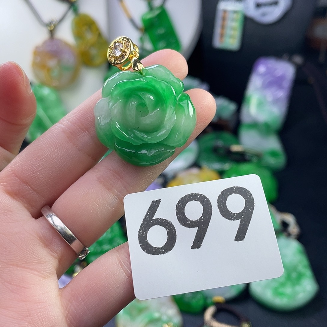 翡翠未镶嵌吊坠(赠链)
