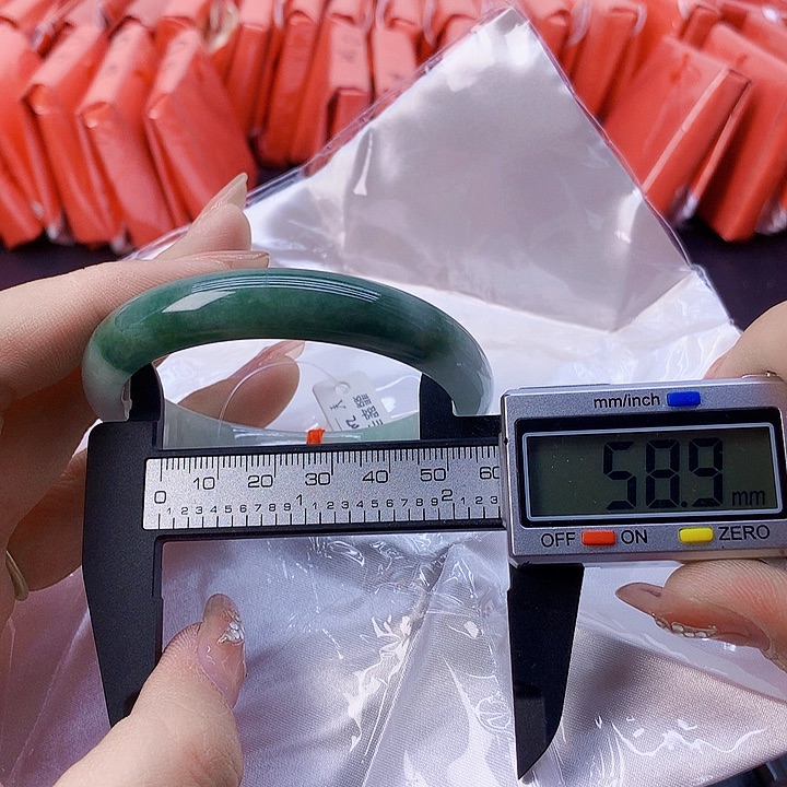 翡翠手镯未镶嵌153。  