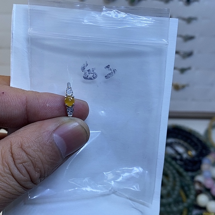 未镶嵌戒指翡翠小*冻戒指