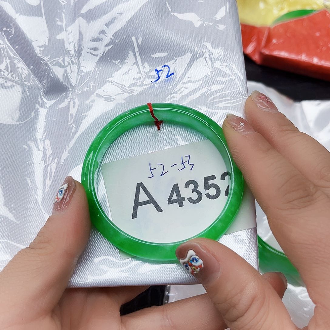 翡翠手镯未镶嵌手镯