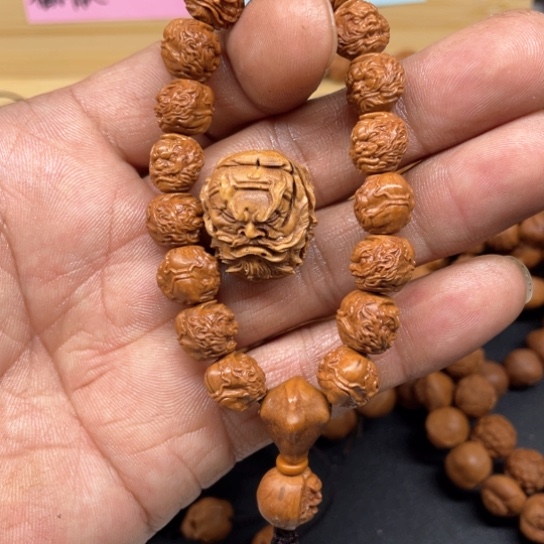 小****人龙纹桃核钟馗手串