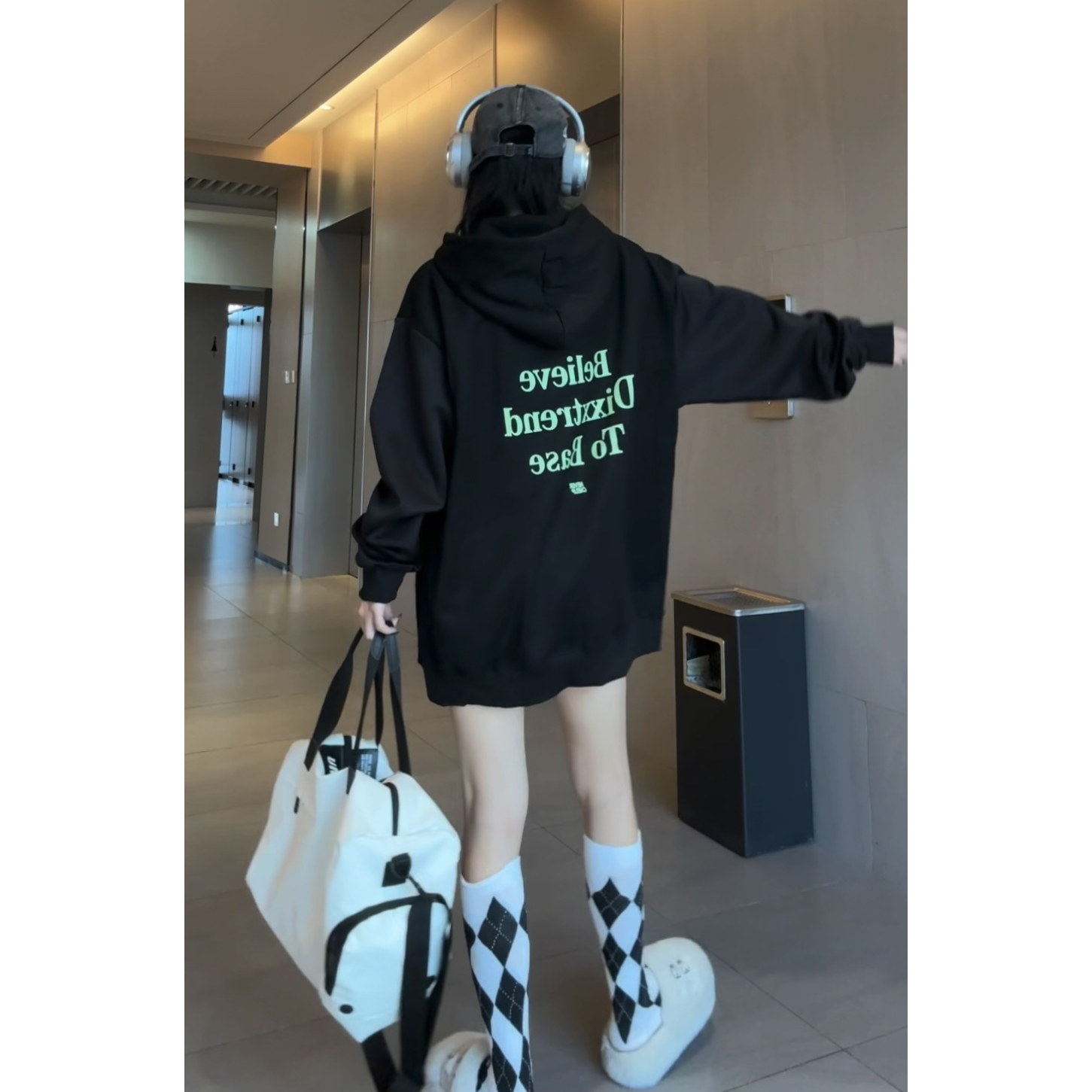 中长款连帽卫衣女士早秋欧货宽松休闲帽衫慵懒风搭配鲨鱼裤的上衣