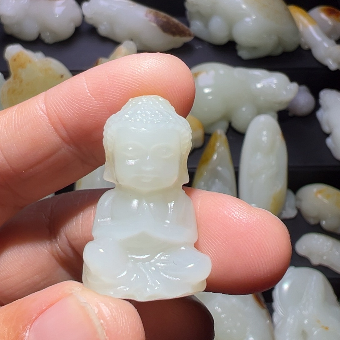 樱***雪和田玉未镶嵌颈饰