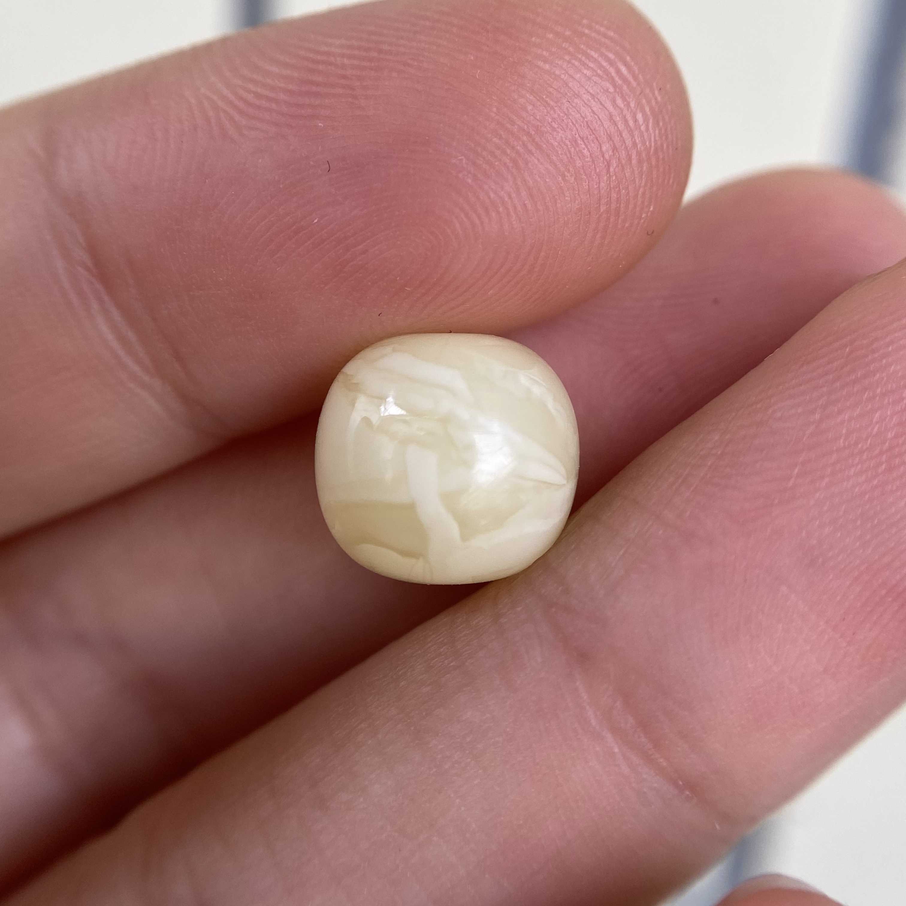 蜜蜡奶白黄老型配饰10.7×10.0mm，挺精致的，飘花无优化杂裂保天然