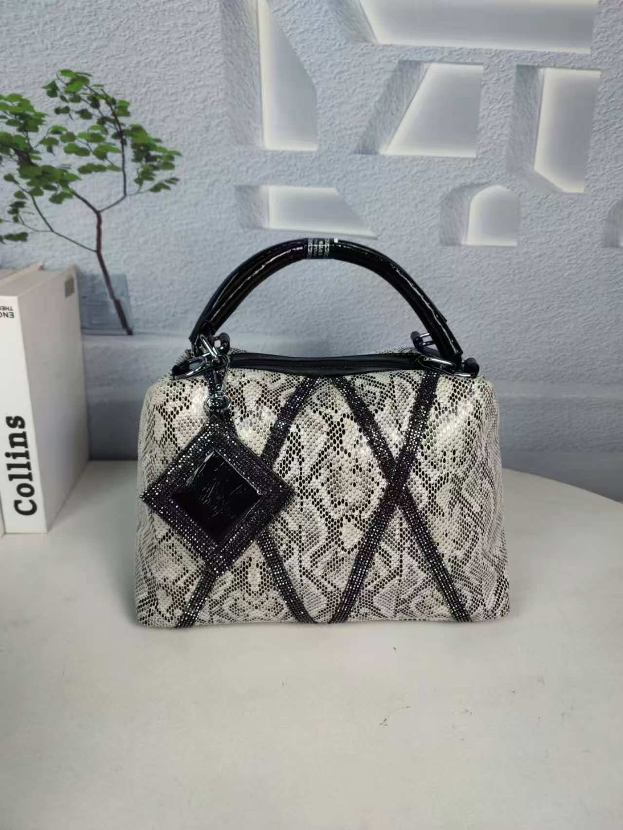 炫丽皮具原创设计蛇皮配钻系列时尚