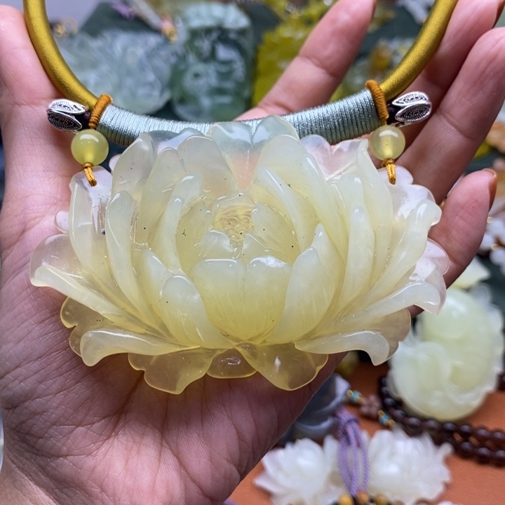 ****灯蛇纹石玉未镶嵌吊坠