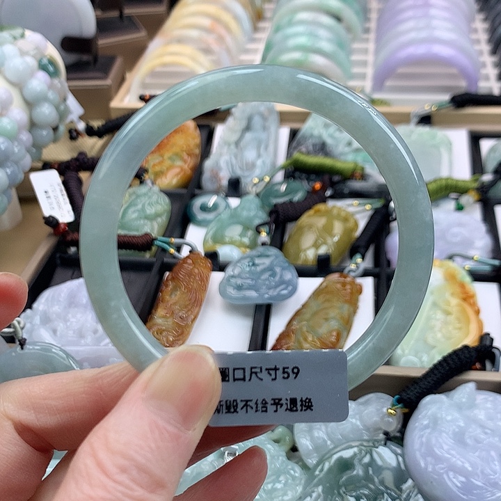 翡翠手镯未镶嵌吊坠