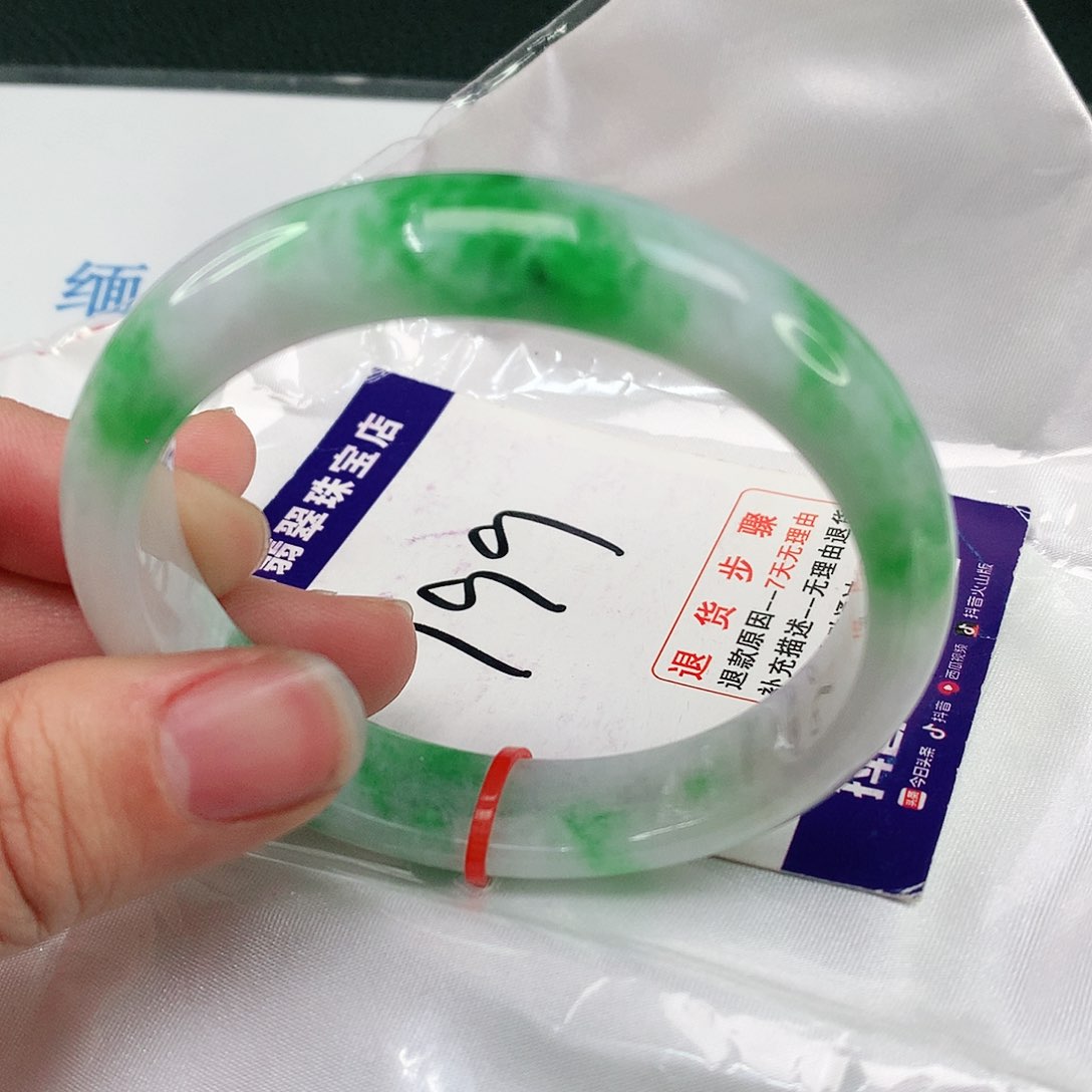 翡翠手镯未镶嵌翡翠