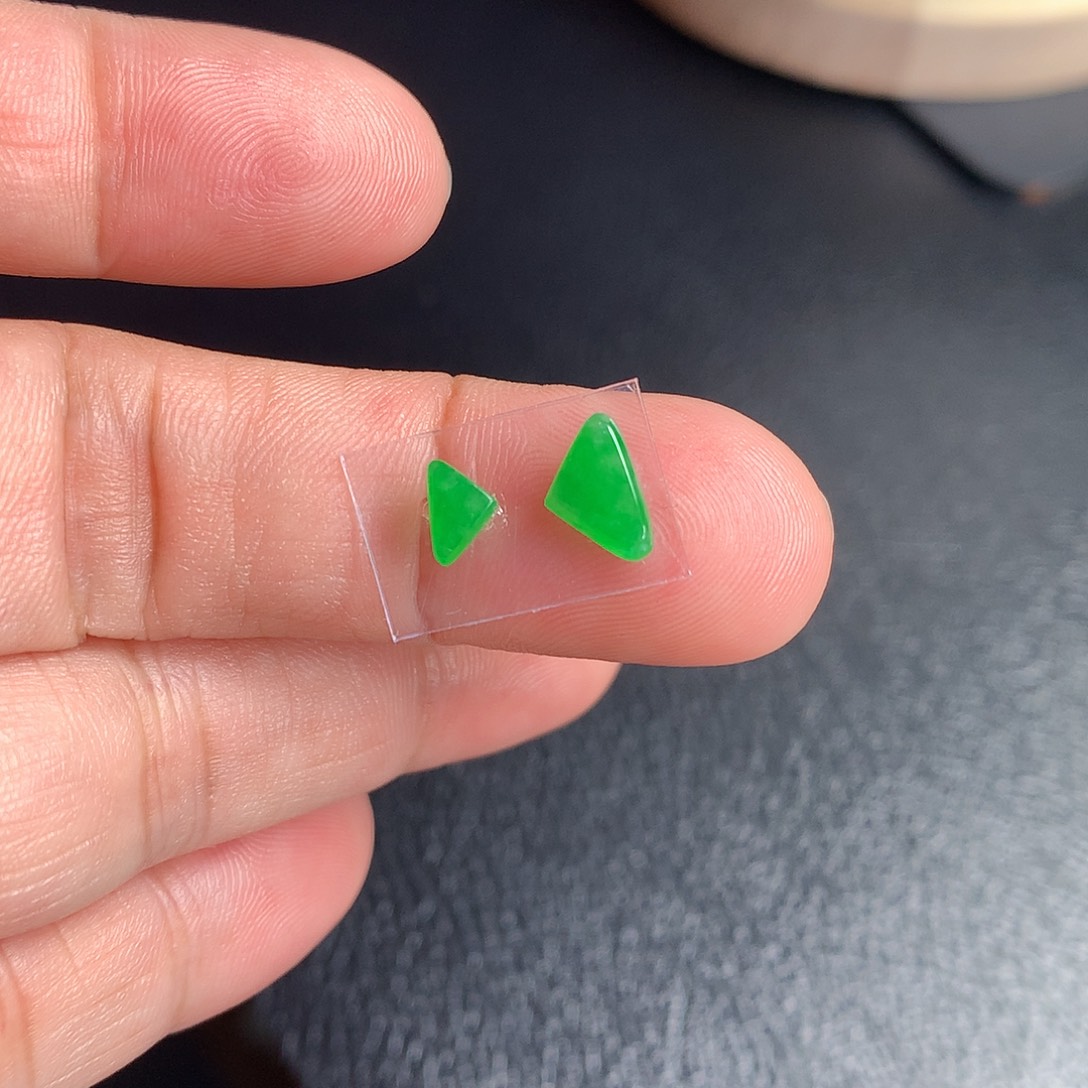 翡翠裸石缅甸天然A货翡翠阳绿随形