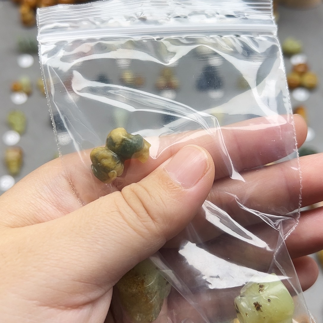 村***孃蛇纹石玉未镶嵌配珠