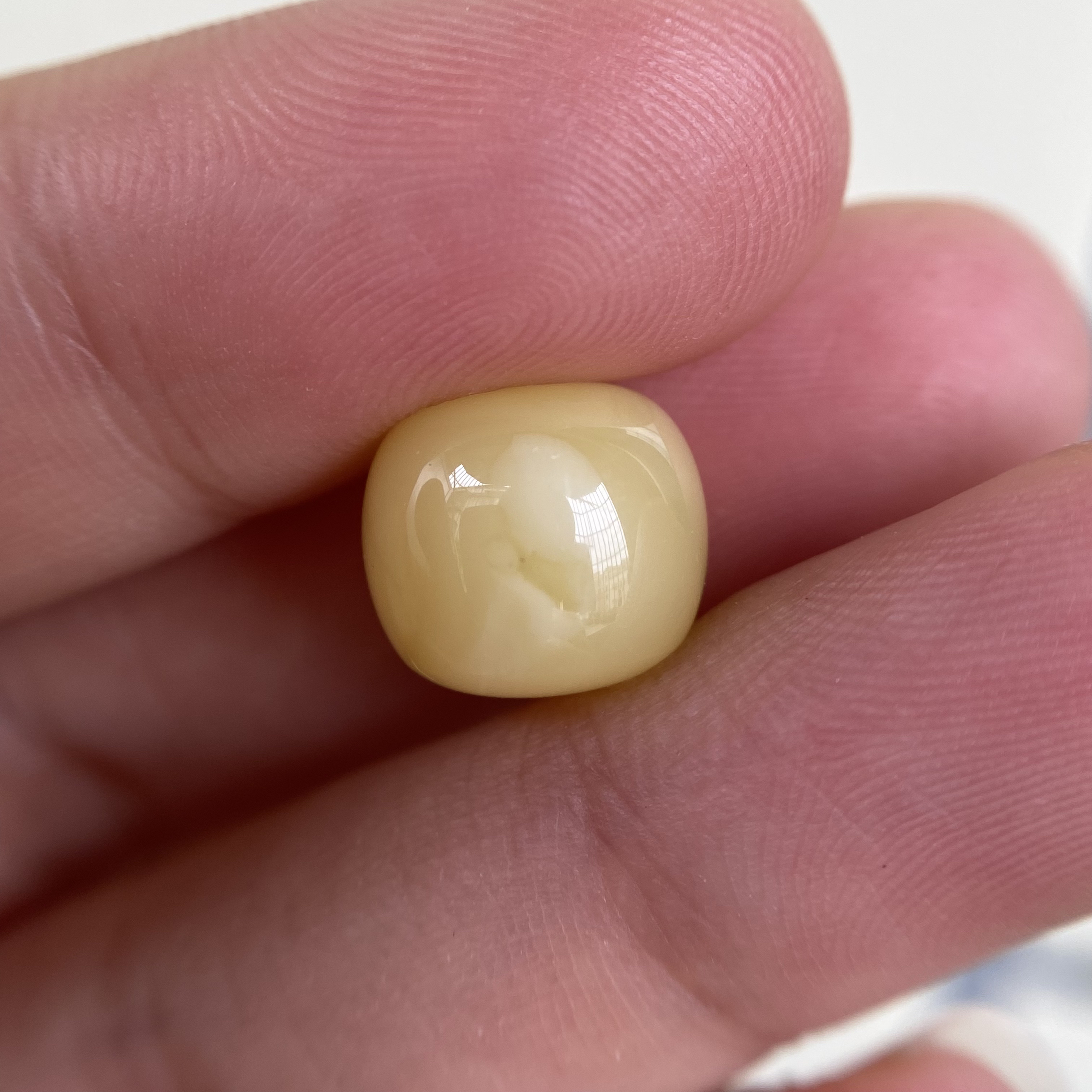 蜜蜡奶黄蜡老型配饰11.3×10.1mm，一丁点粉尘，