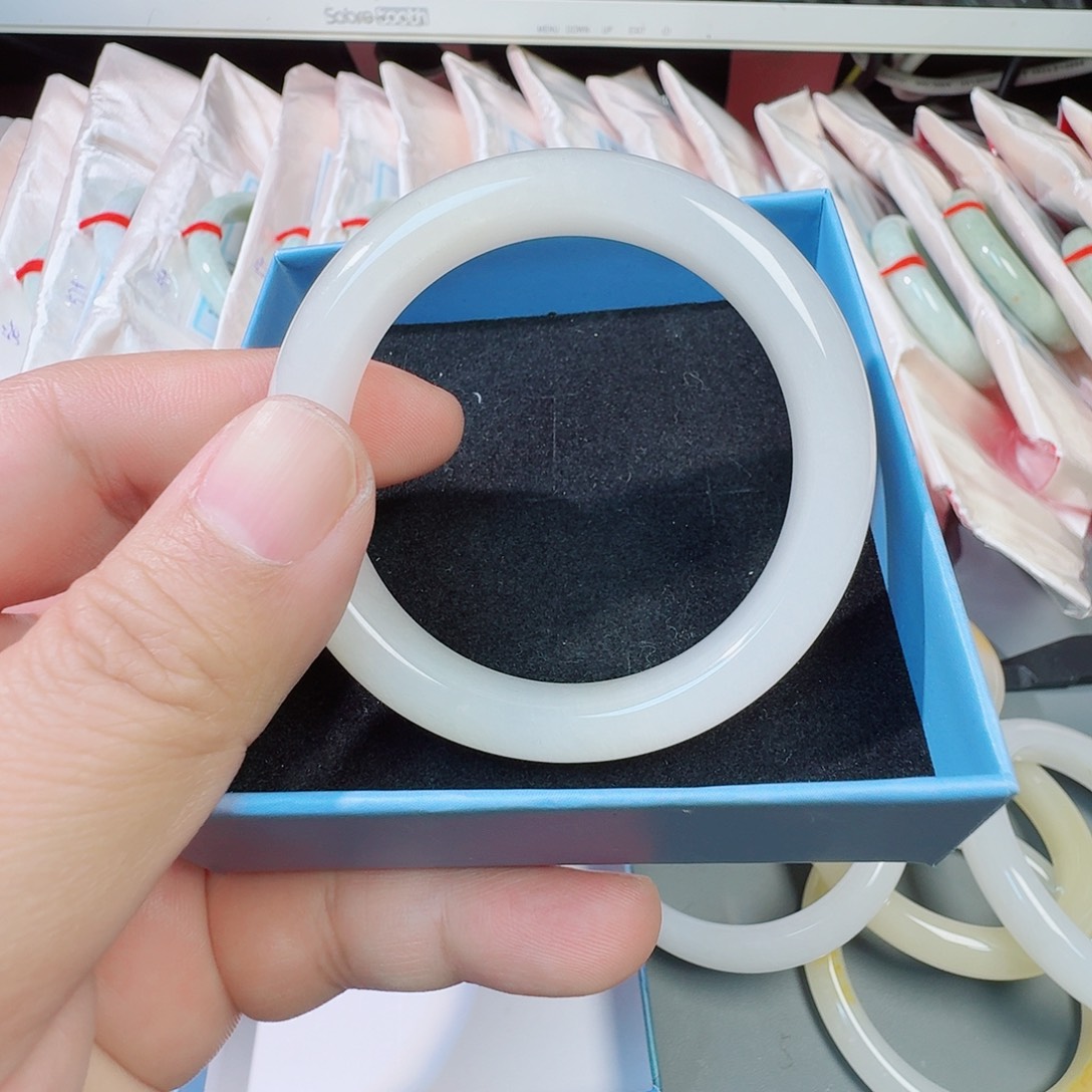 和田玉（糖玉）未镶嵌手镯