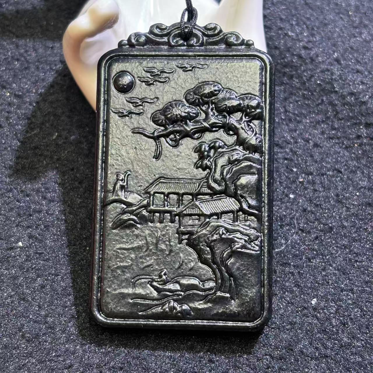 H4497-和田玉墨玉山水牌吊坠-配珠链