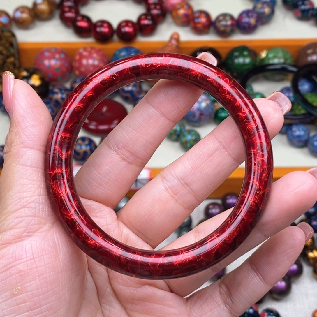 秀****光极光红手镯。            