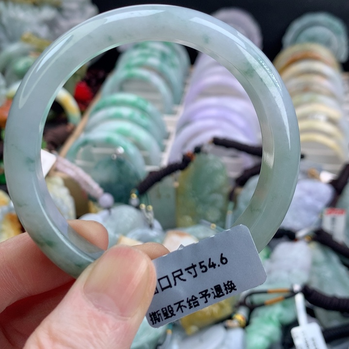 翡翠手镯未镶嵌吊坠