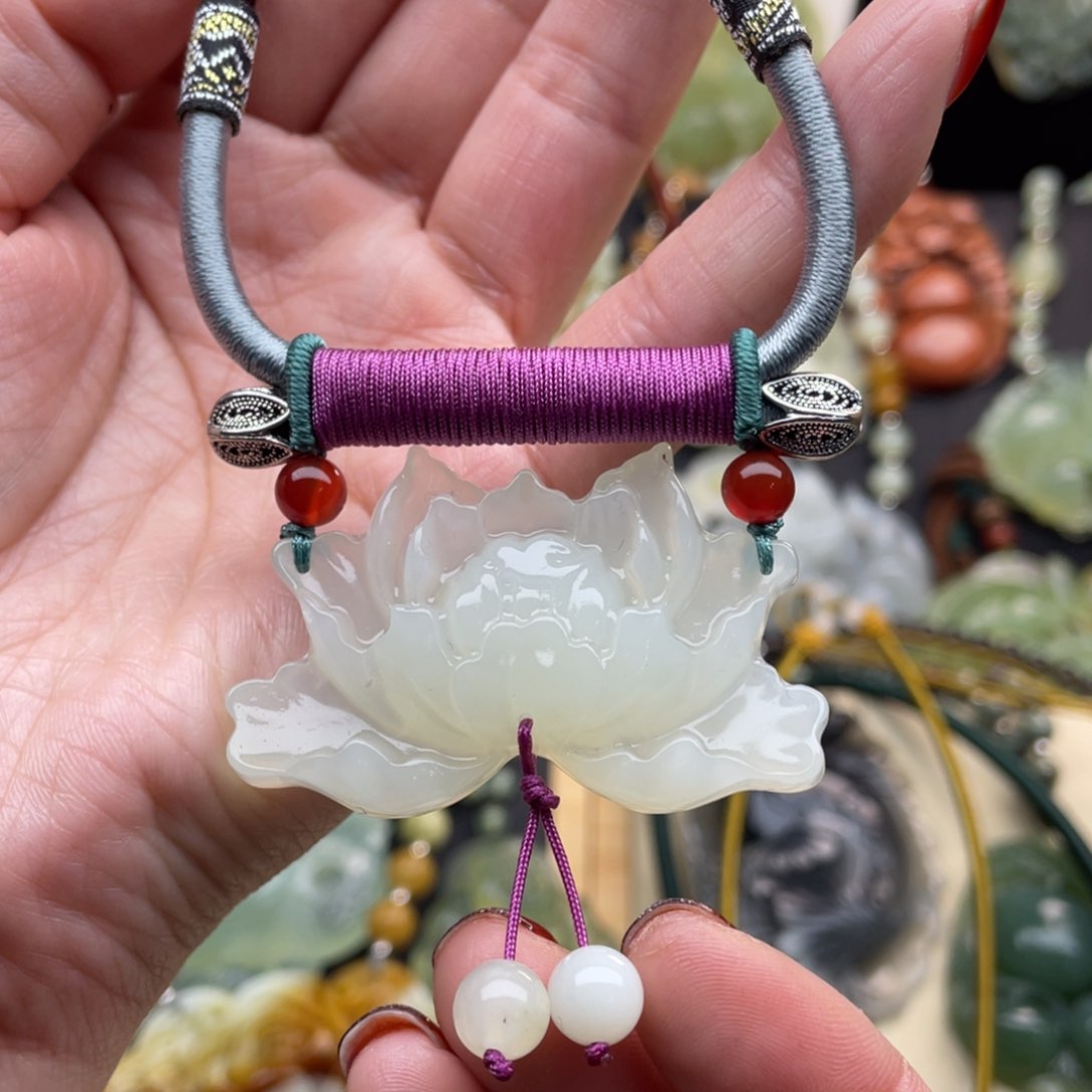 蛇纹石玉颈饰未镶嵌