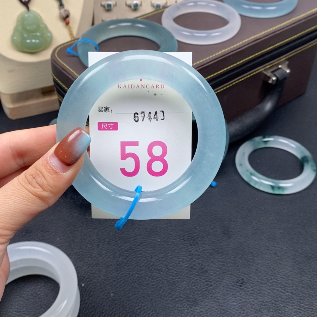 妞***掰石英质玉未镶嵌手镯