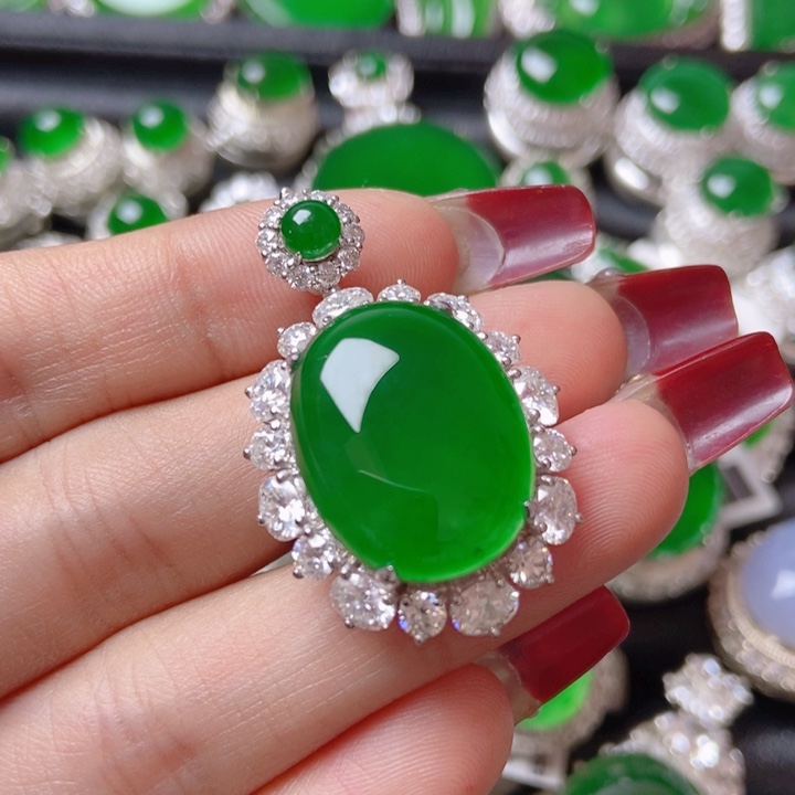 翡翠颈饰18K金镶嵌18。     