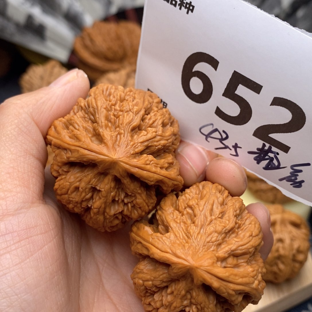 文玩核桃吊坠652号43.5粗筋