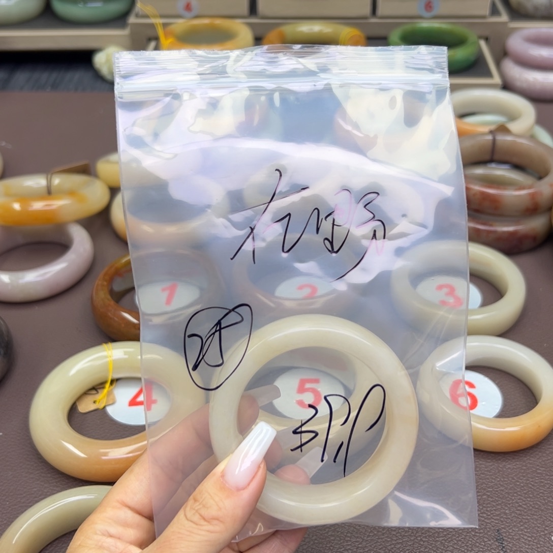 石英质玉手镯合金在*。