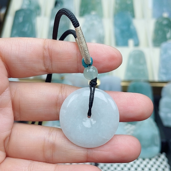 翡翠颈饰未镶嵌平安扣