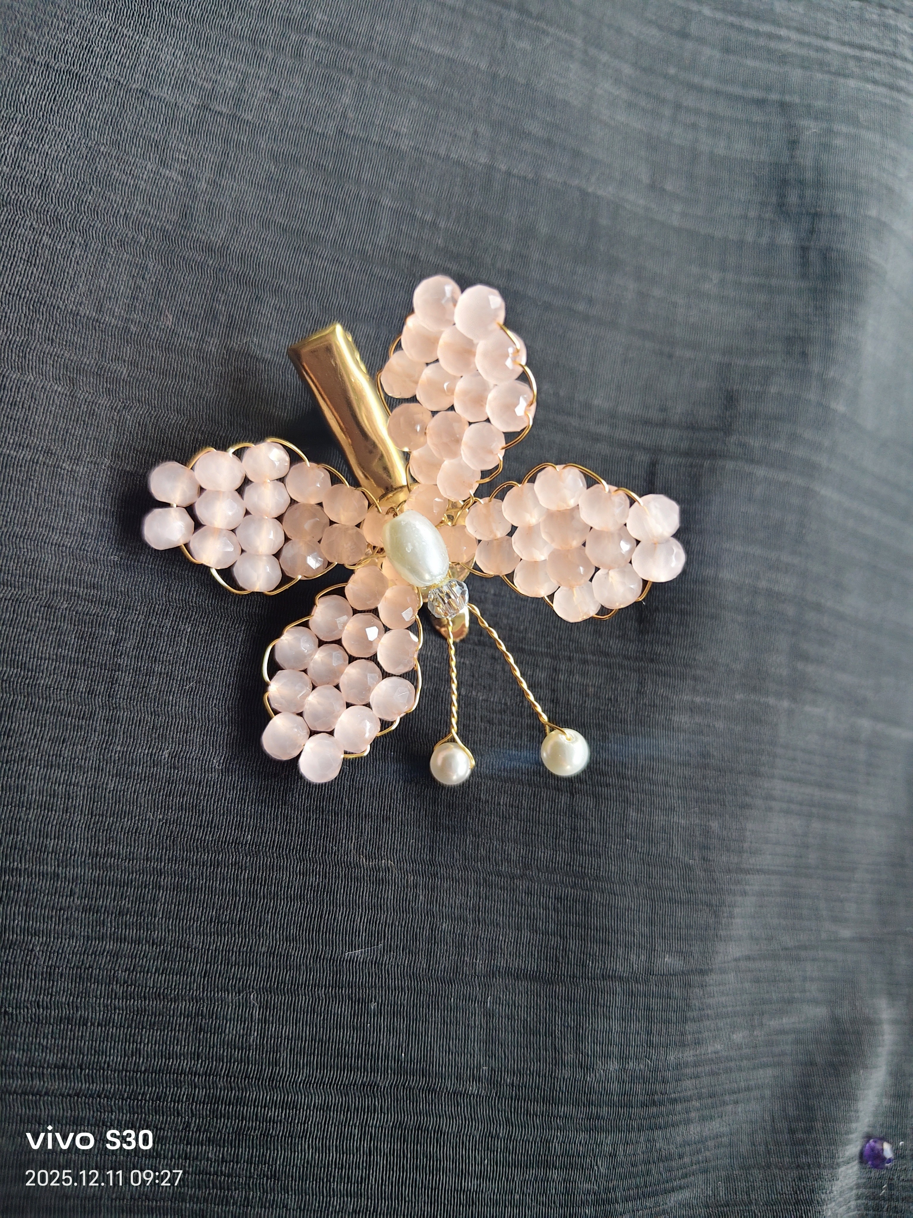 粉玉蝶发夹，时尚与温柔，灵动又俏皮。可定做胸针。