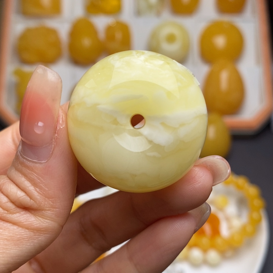 蜜蜡颈饰未镶嵌，