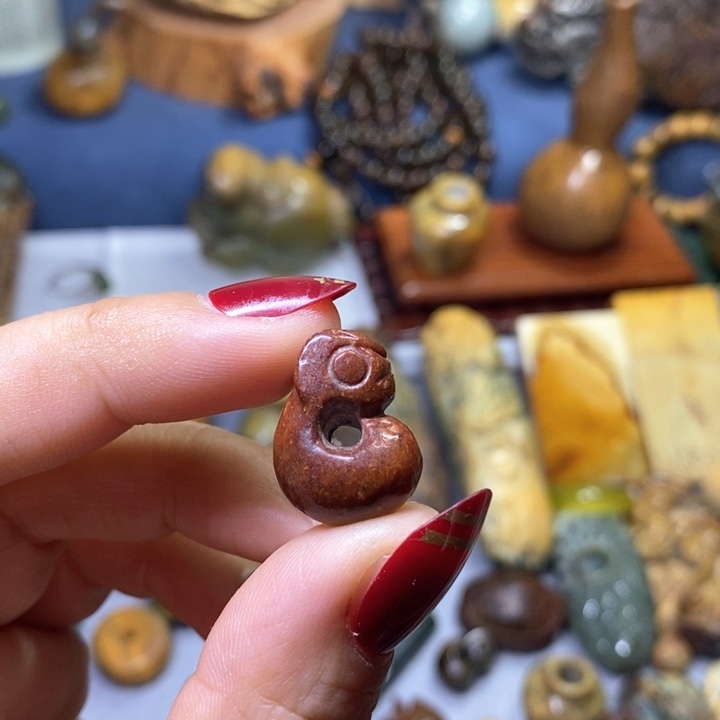 岫岩河磨玉（透闪石质玉）通孔玉猪龙未镶嵌