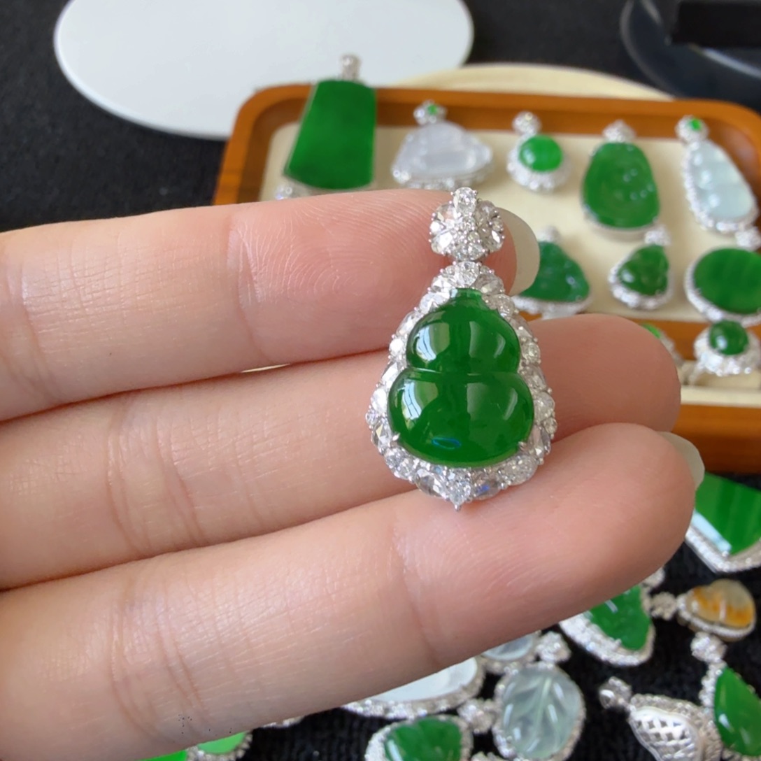 翡翠18K金镶嵌颈饰吊坠