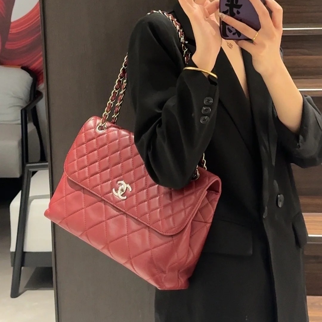 95新 Chanel/香奈儿 口盖酒红金扣斜挎包d7933