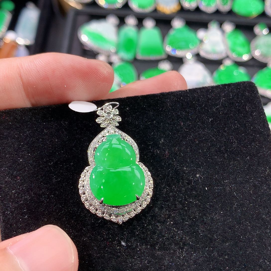 翡翠18K金镶嵌颈饰