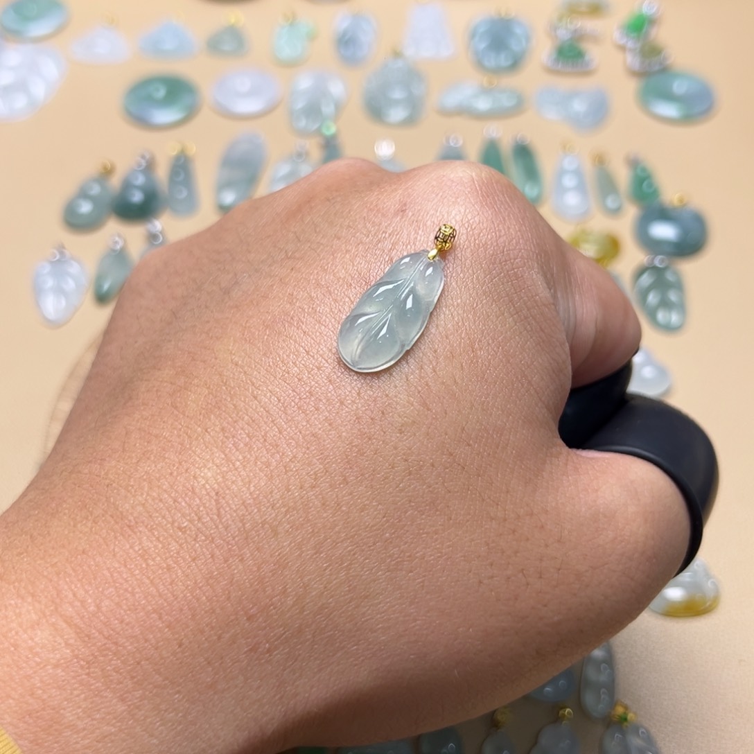 翡翠颈饰18K金镶嵌叶子