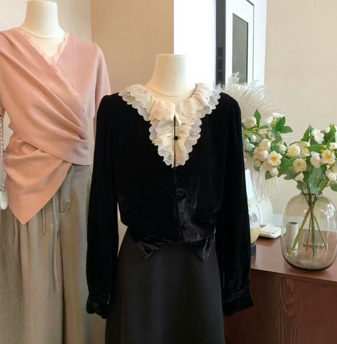 【莫奈花园】2025年新款时尚百搭轻奢丝绒白领花边上衣