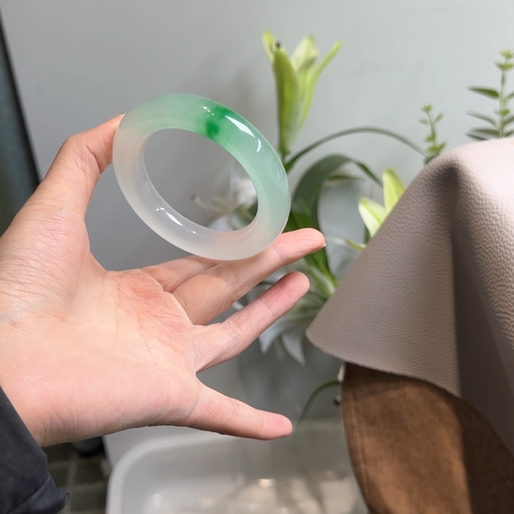 玉是***，时尚冰飘花手镯096