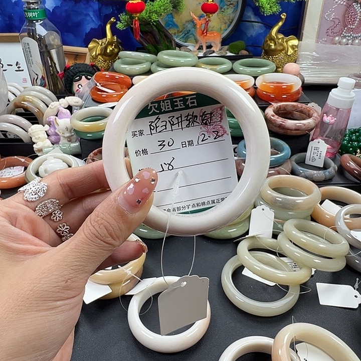 陷***妹石英质玉未镶嵌手镯