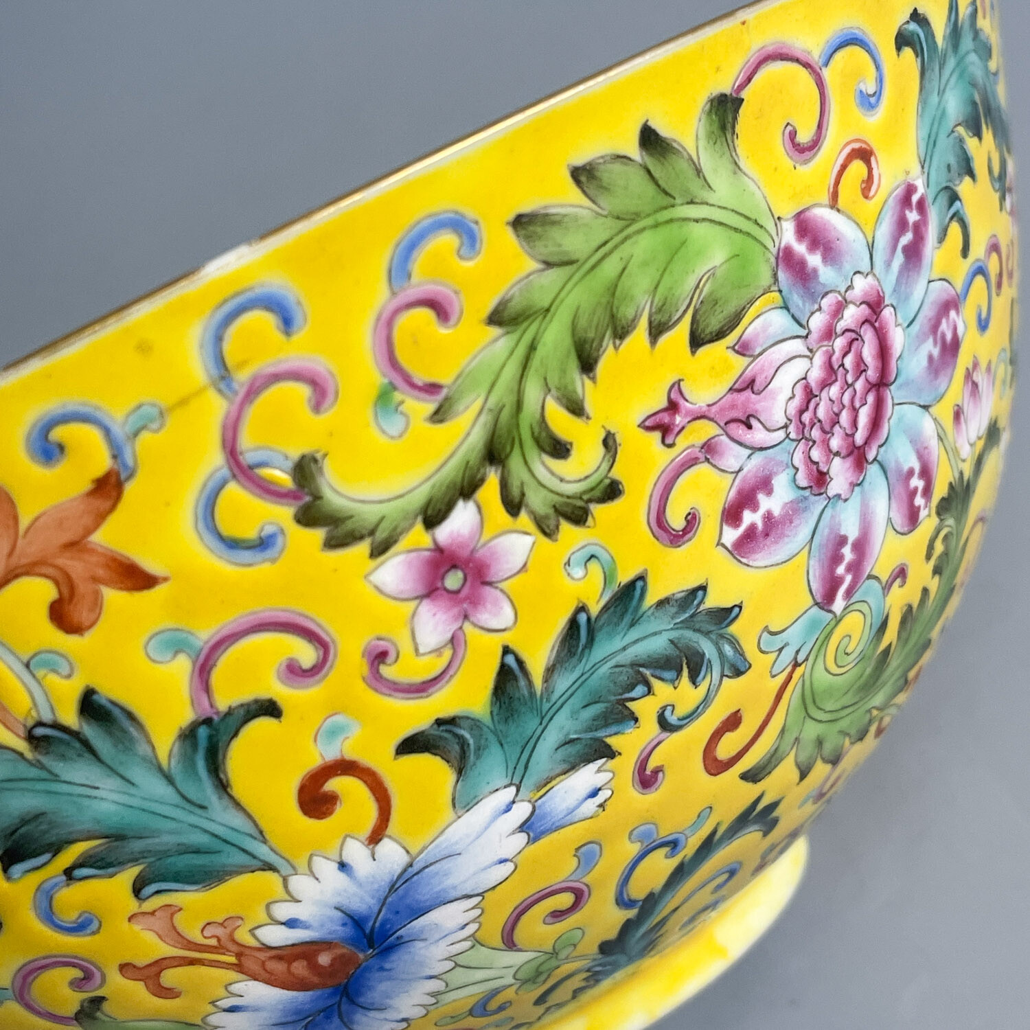 c2-10700/民国黄地粉彩内松石绿地大碗#6919661849773047616