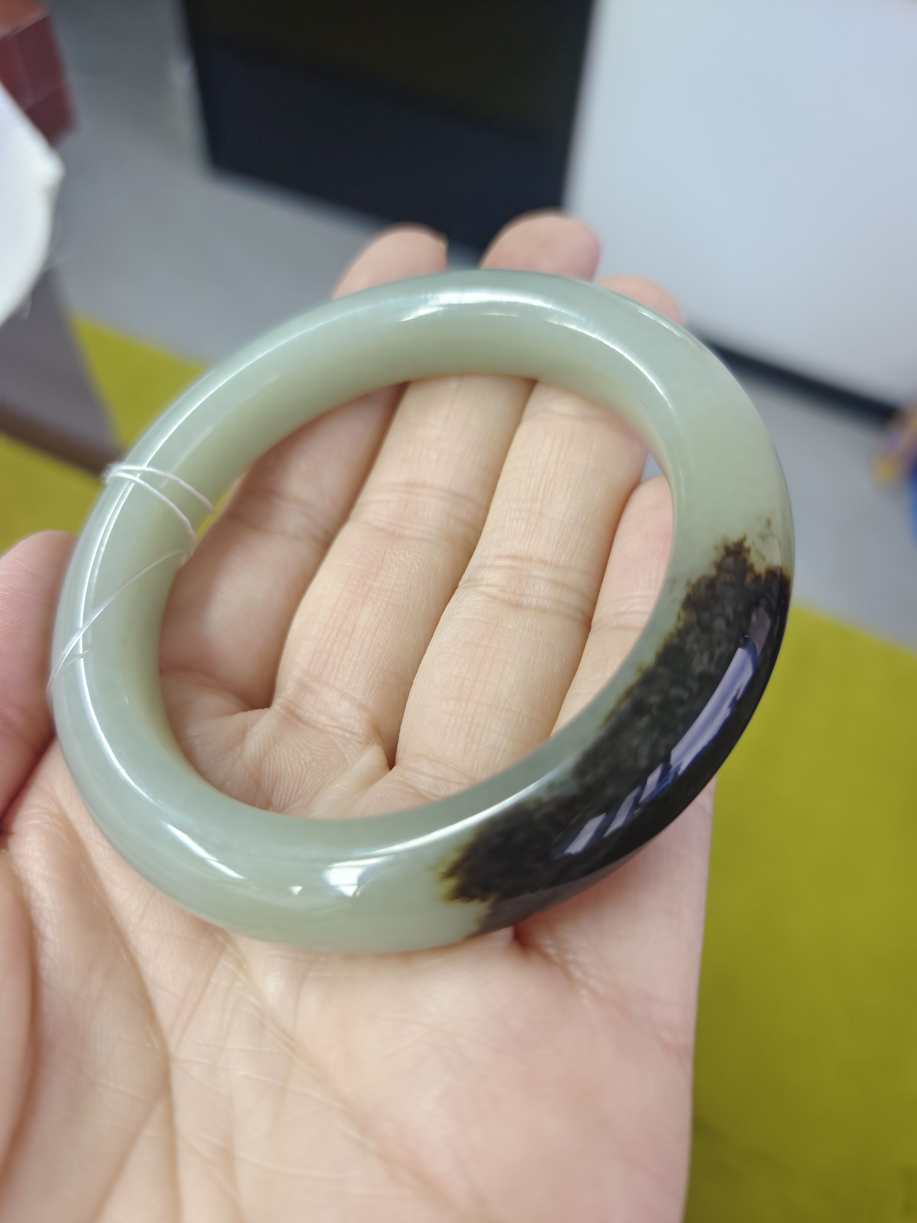 收藏品级别的和田玉俏色黑皮蓝底镯美观精致