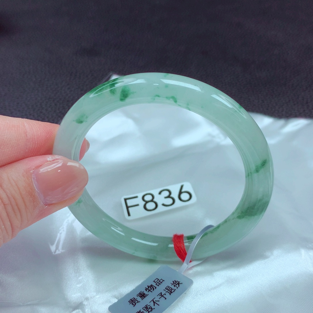 翡翠手镯未镶嵌手镯88