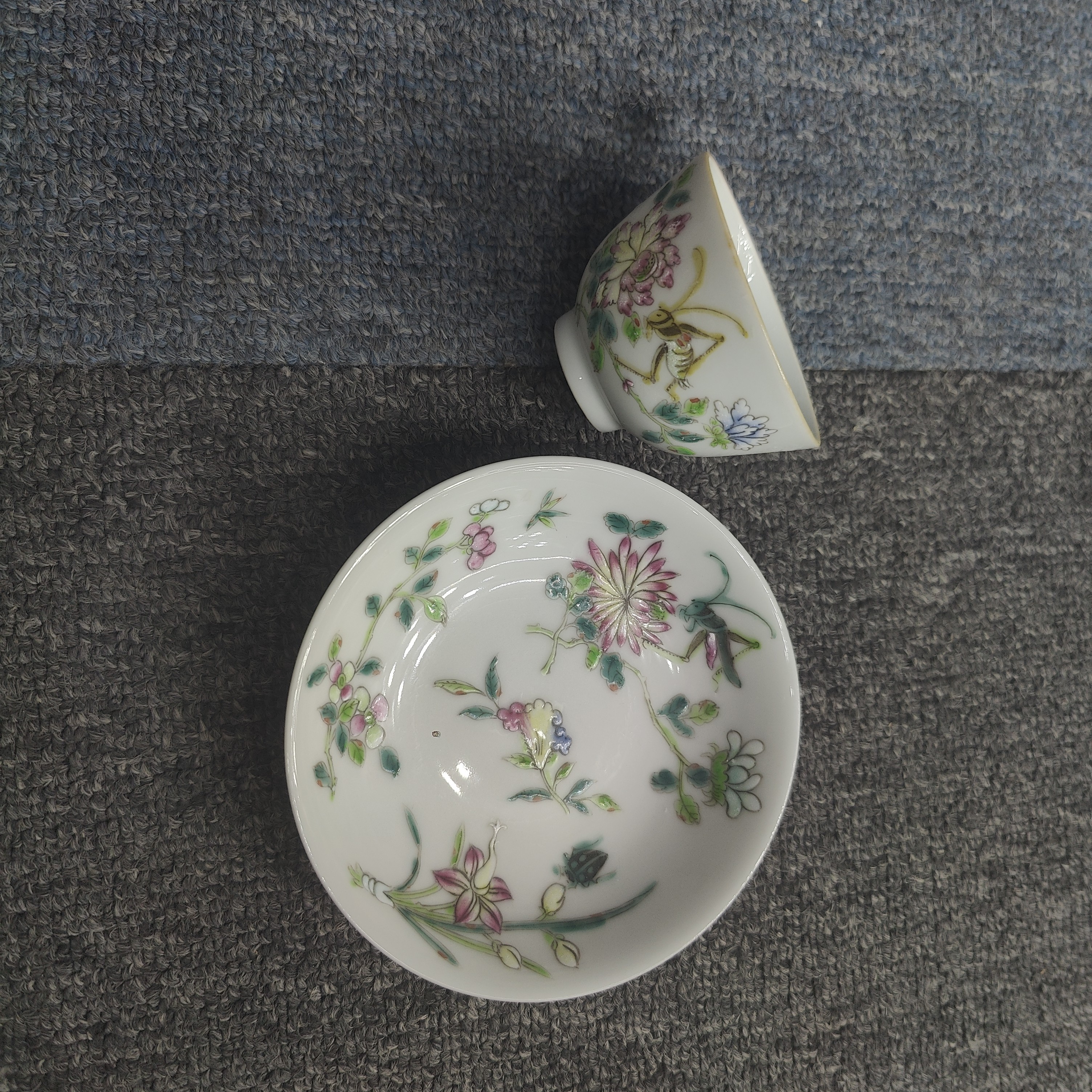 古陶瓷粉彩花草蚂蚱杯碟一套