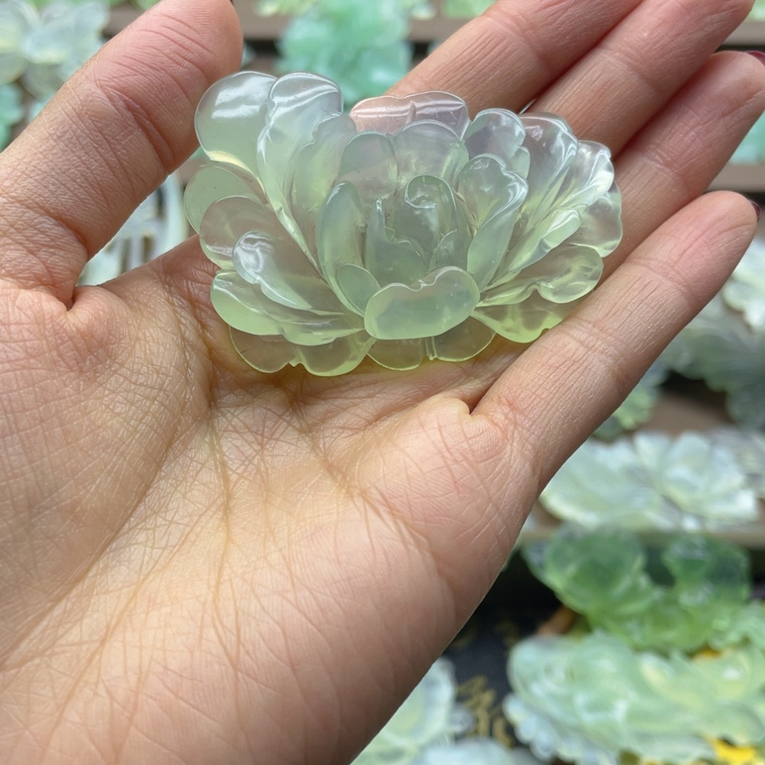 蛇纹石玉未镶嵌颈饰牡丹