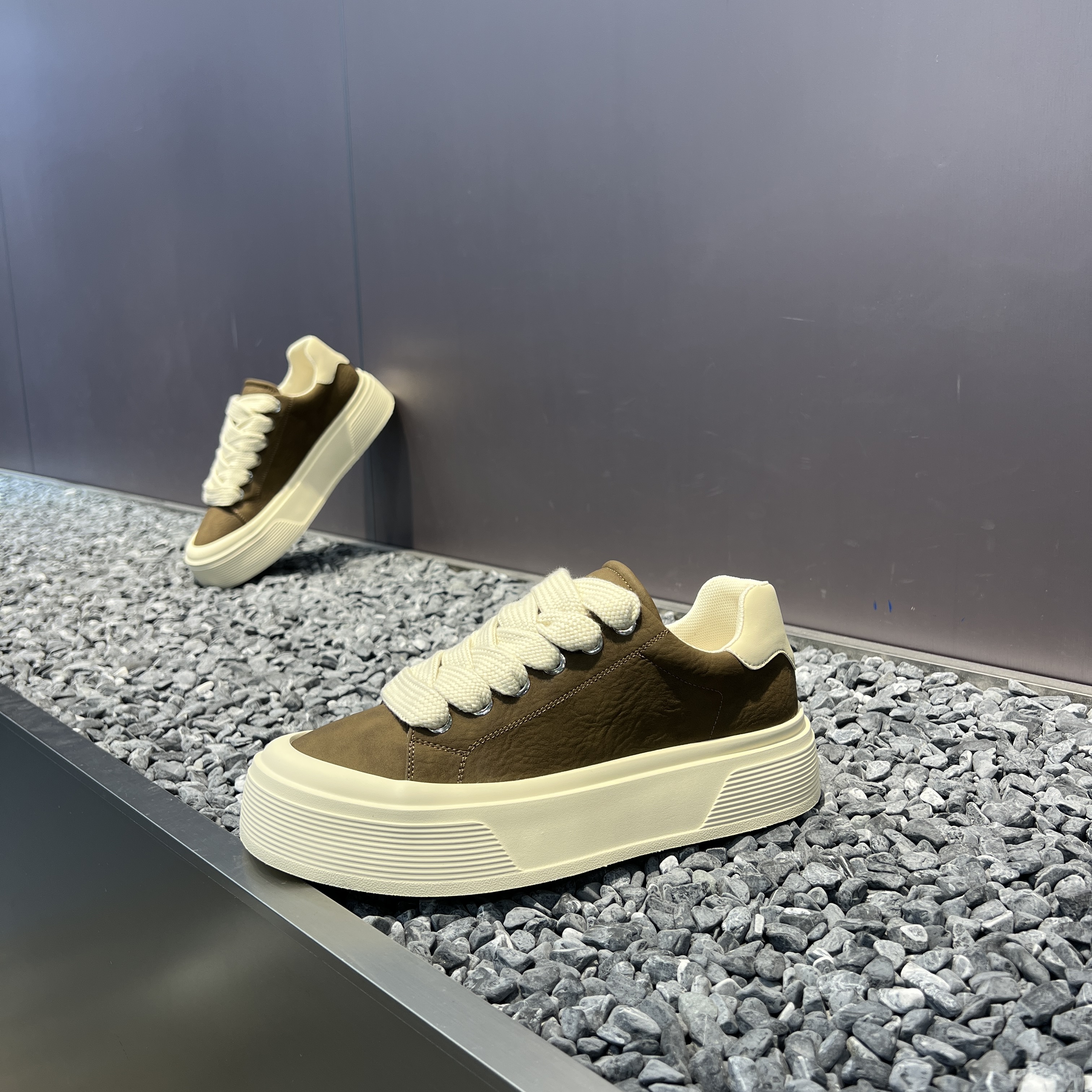 2025广州秋冬新款系带厚底软底超轻增高百搭时尚低帮休闲板鞋