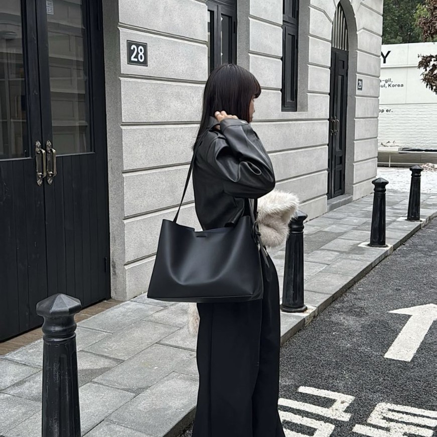 欧货女包2025秋冬新款牛皮时尚单肩包通勤斜挎水桶包高级感托特包