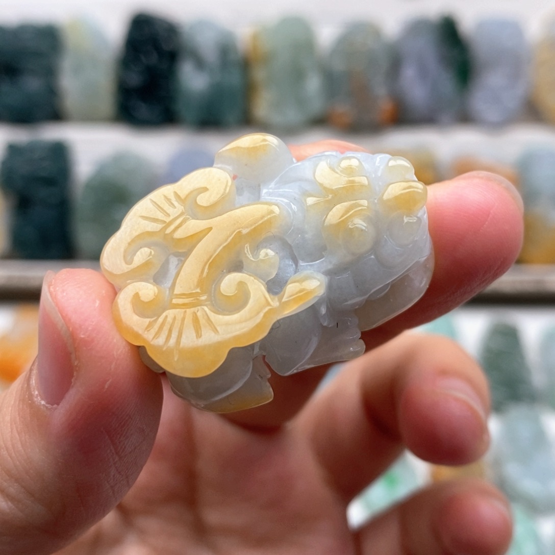 翡翠未镶嵌吊坠(赠链)